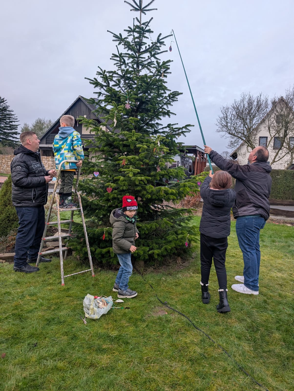 Schmücken des Weihnachtsbaumes